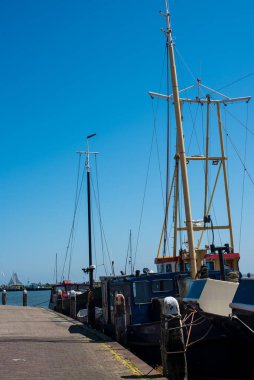 Volendam 'daki limanda tekneler