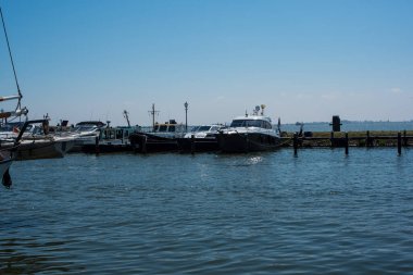 Volendam 'daki limanda tekneler