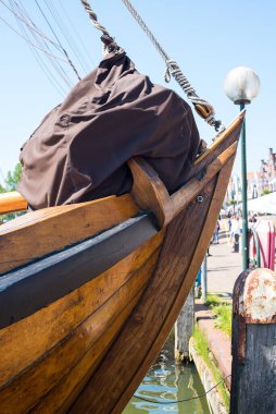 Volendam 'daki limanda tekneler