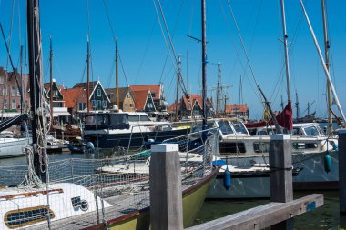 Volendam 'da evler ve tekneler
