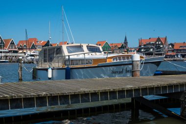 Volendam 'da evler ve tekneler