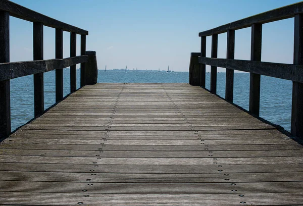 Träbrygga Stranden — Stockfoto