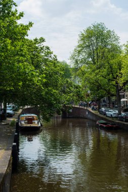 Amsterdam 'da kanal evleri, köprüler ve kanallar