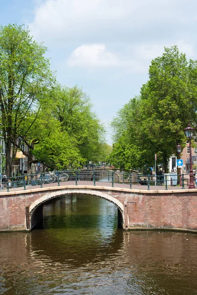 Amsterdam Kanal Evleri Köprüler Kanallar — Stok fotoğraf