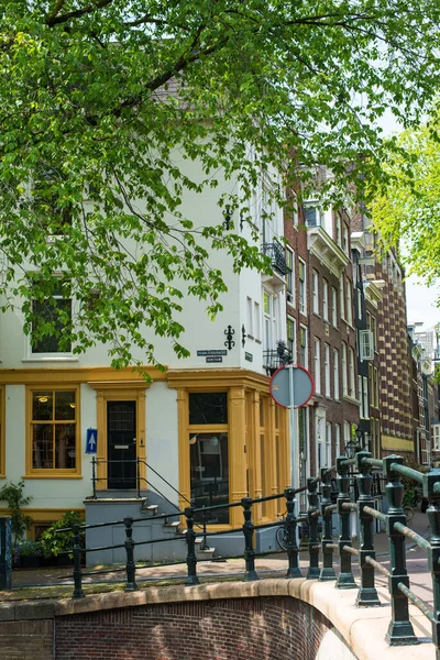 Amsterdam 'da kanal evleri, köprüler ve kanallar