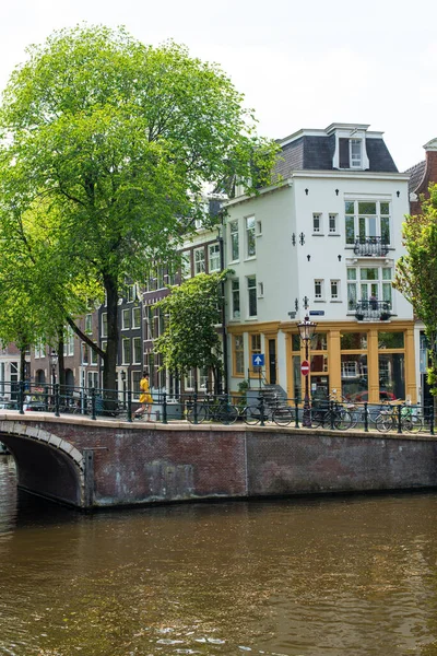 Amsterdam Kanal Evleri Köprüler Kanallar — Stok fotoğraf