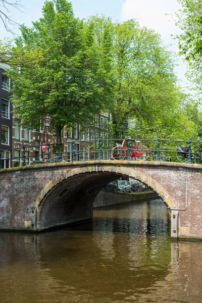 Amsterdam Kanal Evleri Köprüler Kanallar — Stok fotoğraf
