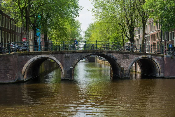 Kanalhus Broar Och Kanaler Amsterdam — Stockfoto
