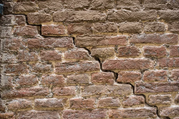 Alte Rote Backsteinmauer Mit Bruch — Stockfoto