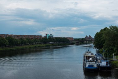 Maastricht 'teki nehir ve köprü manzarası 