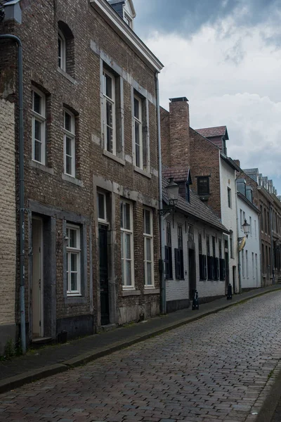 Vieille Maison Européenne Brique Avec Fenêtres Blanches — Photo