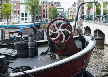 Amsterdam 'da Amstel nehrinde bir tekne.