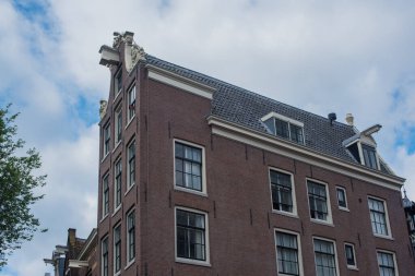 Amsterdam 'daki eski kanal evleri