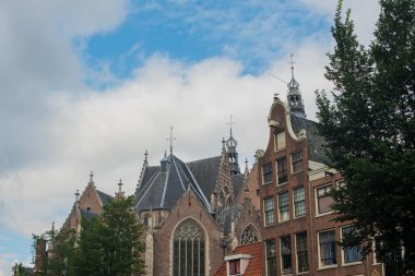 Amsterdam 'daki eski kanal evleri