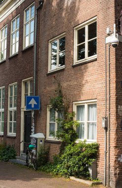 Amsterdam 'daki eski kanal evleri