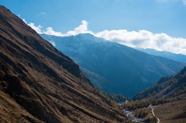 Grossglockner yakınlarındaki Avusturya Alplerinde sonbahar