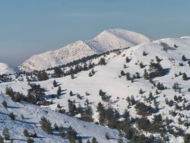 Liguria dağlarında kar ve arka planda güzel güneşli bir günde gökyüzü masmavi. 