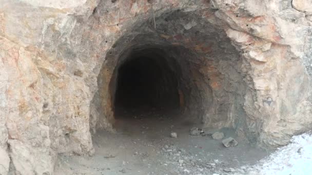 一个废弃的矿山在山上 无人机从矿门飞走了 洞口位于哈萨克斯坦的Kungei Alatau山 在Kolsai湖的范围内 — 图库视频影像