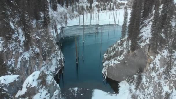 Let Dronem Nad Velmi Krásným Zimním Jezerem Horské Jezero Poloviny — Stock video