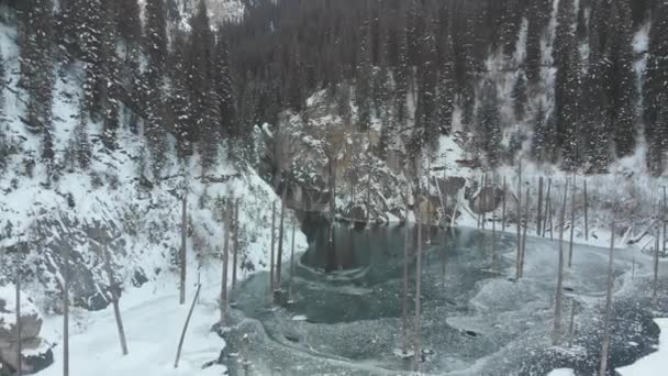 Voo Drone Sobre Lago Inverno Muito Bonito Lago Montanha Está — Vídeo de Stock