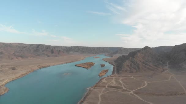 Ein Schöner Breiter Blauer Fluss Der Durch Eine Tiefe Schlucht — Stockvideo