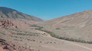 Vadinin genel manzarası ve havadan kızıl dağlar. Asy Platosu 'nda turistik bir yer. Piknik alanı. Panorama.