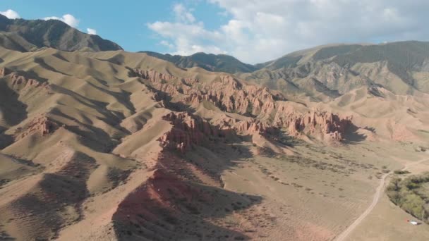 Повітряний Вид Червоні Гори Дорога Вздовж Нижньої Частини Ущелини Проходить — стокове відео