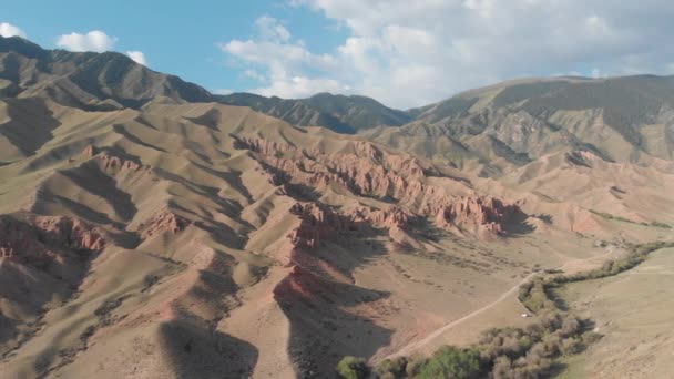 Повітряний Вид Червоні Гори Дорога Вздовж Нижньої Частини Ущелини Проходить — стокове відео