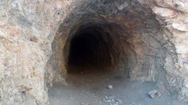 Entrada a una mina profunda abandonada Imagen de archivo