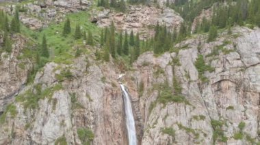 Burkhan-Bulak - Kazakistan 'daki en yüksek şelale.