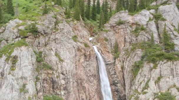 Burkhan-Bulak - der höchste Wasserfall Kasachstans — Stockvideo