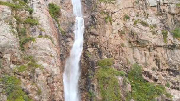 Burkhan-Bulak - de hoogste waterval in Kazachstan — Stockvideo