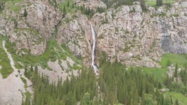 Burkhan-Bulak - Kazakistan 'daki en yüksek şelale.