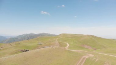 Dzhungar Alatau 'da bir halka şeklinde çok güzel bir dağ gölü. Kazakistan 'ın doğası..