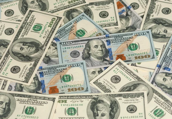 Velhas e novas notas de cem dólares em uma pilha — Fotografia de Stock