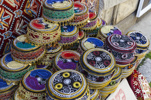 Traditionelle Hüte mit handbesticktem Azerbaijan — Stockfoto