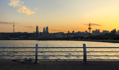 Panorama Bakü Bulvarı'nda günbatımı. Azerbaycan