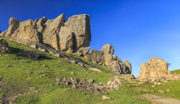 Stairs to the sacred mountain Beshbarmak(Five fingers).Azerbaija — Stock Photo, Image