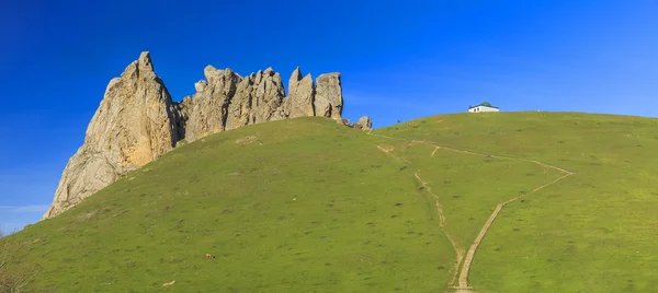 La escalera que conduce a la montaña sagrada Beshbarmak (Cinco aletas — Foto de Stock