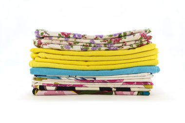 Beyaz bir arka plan üzerinde renkli Yastık kılıfları yığını