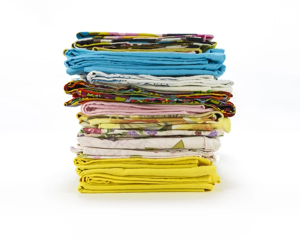 Una pila de fundas de almohada de colores sobre un fondo blanco — Foto de Stock