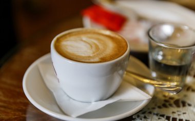 Bir fincan kapuçino ve bir bardak su