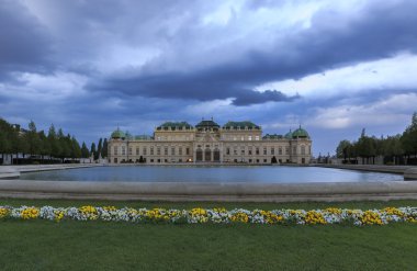 Gün batımında Viyana Belvedere Sarayı