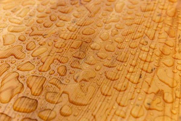 Gotas de chuva em uma mesa de madeira — Fotografia de Stock