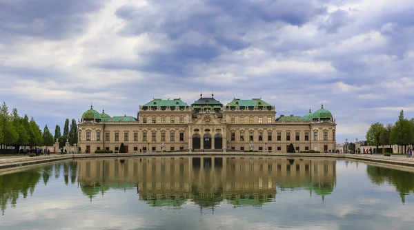 Palácio Belvedere em Viena ao pôr do sol — Fotografia de Stock