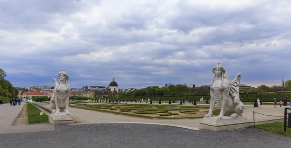 ÁUSTRIA, VIENA - ABRIL 17,2016: Jardins do Palácio Belvedere em Vi — Fotografia de Stock