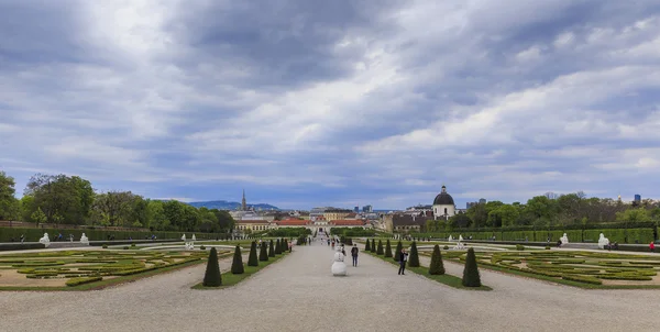 AUSTRIA, VIENNA - APRIL 17.2016: Gardens of Belvedere Palace in Vi – stockfoto