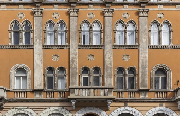 Fassade des alten schönen Gebäudes in Budapest — Stockfoto