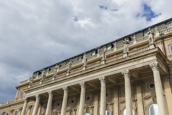 Statuen an der Fassade der königlichen Residenz in buda castle.buda — Stockfoto