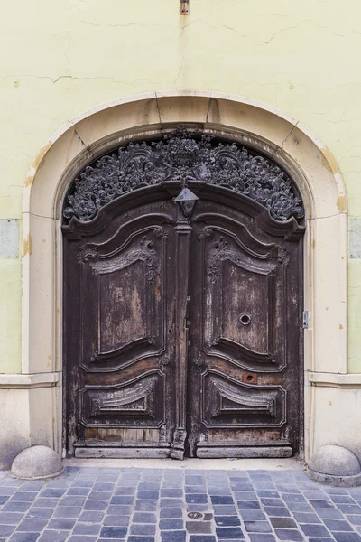 Ancient door in one of the buildings of Budapest — Stock Photo, Image